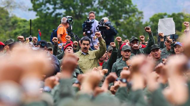 Nicolás Maduro visita a jefes militares mientras oposición marcha por su renuncia | FOTOS. (AFP)