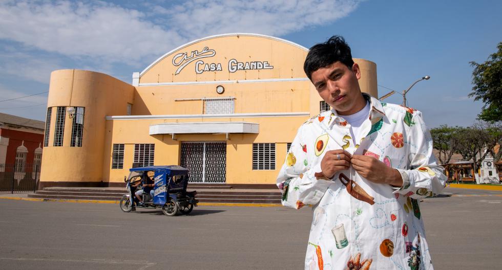 Paulo Ruiz Muñoz (29) ante el cine construido en la época del auge de la caña de azúcar, en la hacienda Casa Grande. Viste una camisa de la colección “el mercado de mi infancia”, que ya tiene compradores en Europa. (Foto: Luis Miranda / Somos)