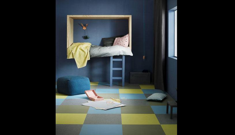 La arquitecta Tresierra sugiere que, para otorgar un acento cálido a la zona de lectura, puedes usar una alfombra y unos cojines. Foto: Forbo.