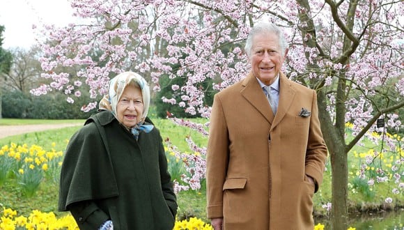 La reina Isabel II y el príncipe Carlos de Gales. (Foto: Chris Jackson | Buckingham Palace | AFP)