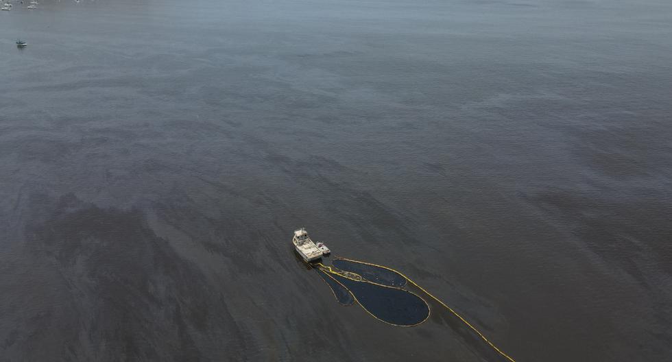 Así lucía el mar frente a la playa Miramar de Ancón el último miércoles, cuatro días después del derrame de petróleo de Repsol. (Jorge Cerdán / @photo.gec)