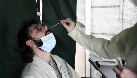 Un hombre se somete a una prueba antigénica de covid-19 en París el 6 de julio de 2022. (Foto de ALAIN JOCARD / AFP)