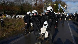 Alemania: Cerca de 70 policías resultaron heridos en una manifestación contra mina