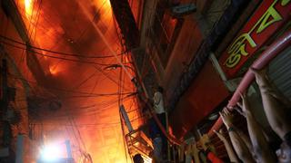 Devastador incendio consumió edificios y dejó 70 muertos en Bangladesh