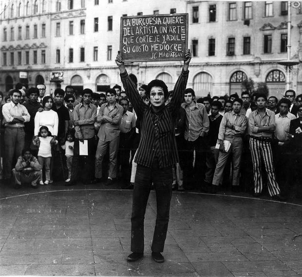 1971 postcard when this mime caught the attention of photojournalist Darío Médico when he was crossing San Martín Square.  Photo: GEC Historical Archive