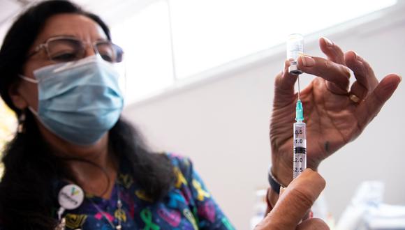 Imagen referencial. Una enfermera prepara una vacuna del laboratorio Sinovac en un centro de salud en Chile. EFE