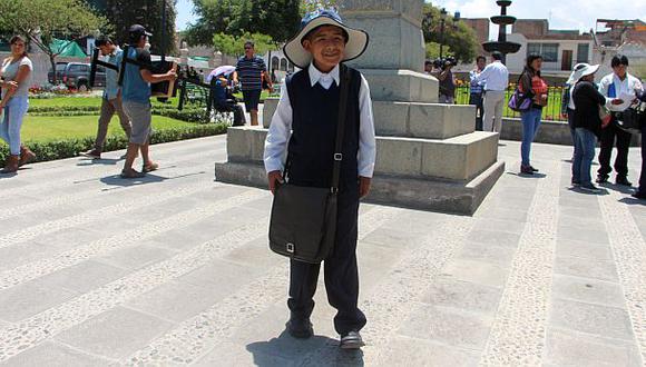 Arequipa: estudiante con ceguera pide ayuda para chicos como él