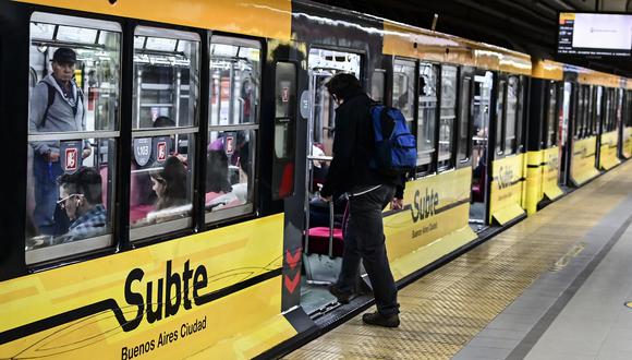 La gente viaja en un tren subterráneo en Buenos Aires, Argentina, el 23 de octubre de 2019. (Foto de Ronaldo SCHEMIDT / AFP).
