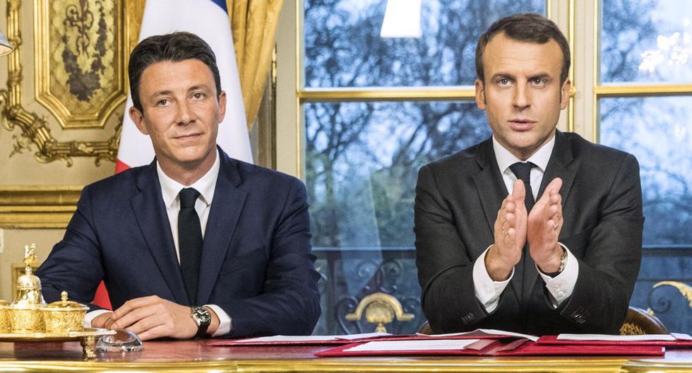 El presidente francés Emmanuel Macron (derecha) pronuncia un discurso junto a Benjamin Griveaux (izquierda) después de firmar textos legales en el Palacio del Elíseo de París en el 2017. (Foto: EFE).