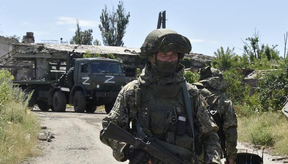 Los miembros del equipo ruso de desminado trabajan para despejar un área en la ciudad de Mariupol, en medio de la acción militar rusa en curso en Ucrania.