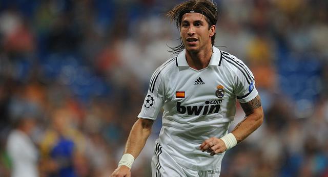 Sergio Ramos con la camiseta del Real Madrid en un duelo por la Champions League contra el Bate Borisov en el 2008. (Photo by PIERRE-PHILIPPE MARCOU / AFP)