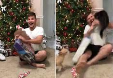 Este hombre enloqueció al ver su regalo de Navidad y su gato lo atacó