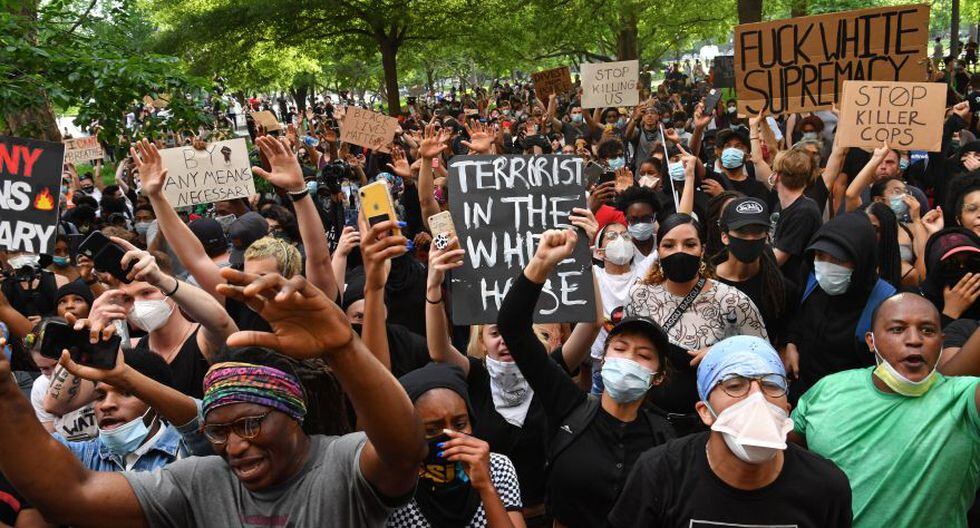 Los manifestantes se reúnen frente a la Casa Blanca en Washington. El FBI investiga también si se violaron los derechos civiles de George Floyd.(Foto: Nicholas Kamm / AFP).