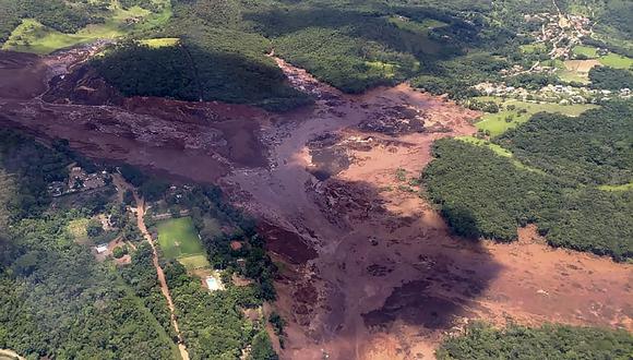Una vista aérea tomada después del colapso de una presa, que pertenecía a la gigante minera brasileña Vale, cerca de la ciudad de Brumadinho en el sureste de Brasil, el 25 de enero de 2019. (Foto de HO / Departamento de Bomberos de Minas Gerais / AFP)