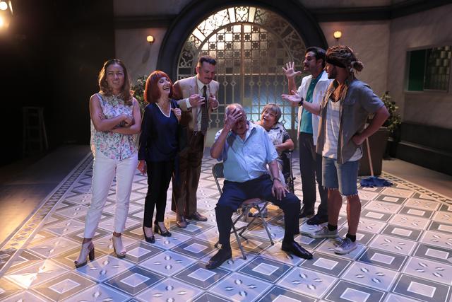 “¿Qué hacemos con Walter?”, la comedia que se sitúa en una reunión de propietarios de un edificio, se estrena este jueves en el teatro Pirandello (Foto: Hugo Pérez)