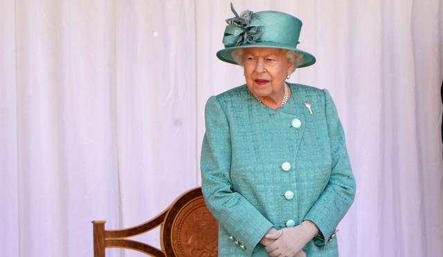 La Reina Isabel II de Gran Bretaña asiste a una ceremonia para conmemorar su cumpleaños oficial en el Castillo de Windsor en Windsor, sureste de Inglaterra el 13 de junio de 2020, mientras la Reina Isabel II de Gran Bretaña celebra su 94 cumpleaños este año. (AFP / Paul EDWARDS).