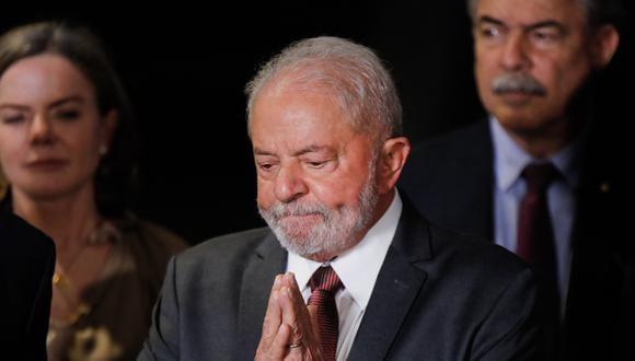 El presidente electo de Brasil, Luiz Inacio Lula da Silva, hace gestos durante una conferencia de prensa después de una reunión con políticos de los equipos de transición en el Tribunal Electoral de Brasilia, el 9 de noviembre de 2022.  (Foto de Sergio Lima / AFP)