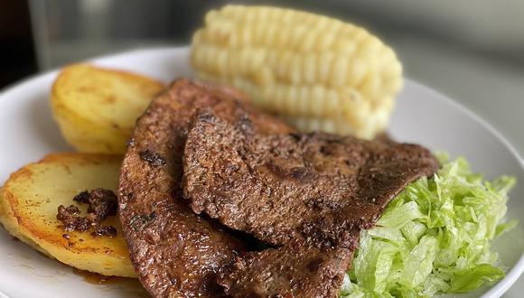 La receta de hígado parrillero se puede acompañar con ensalada, papas y choclo. (Foto: Rocío Oyanguren)