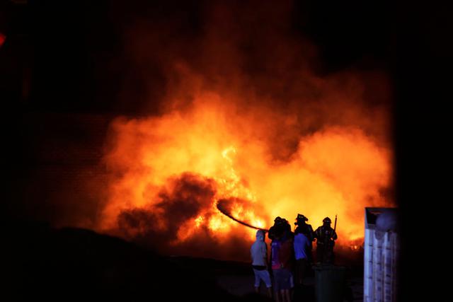 El incendio se dio en un almacén de reciclaje ubicado en el asentamiento El Ayllu, en Cajamarquilla. (Cesar Grados / GEC)
