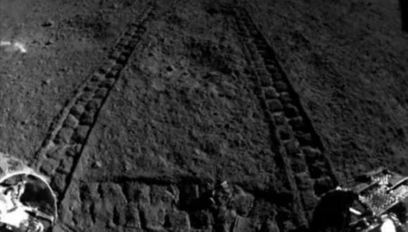 Imagen de las huellas rover cuando se dirige al cráter para analizar la extraña sustancia. (Foto: Proyecto de exploración lunar de China)