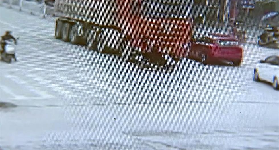 En China, chofer de tráiler no vio moto con tres mujeres y le pasa encima. (Foto: YouTube)