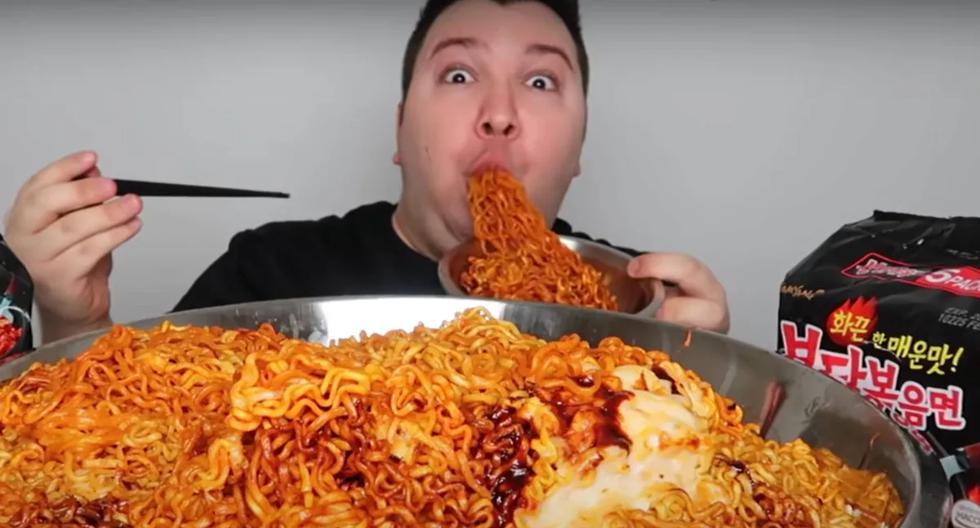 The story of the youtuber who gained 100 kilos by eating compulsively in front of the camera