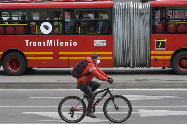 Un hombre recorre un carril para bicicletas en medio de la pandemia de coronavirus en Bogotá, Colombia. Imagen del 19 de mayo de 2020. (Raúl ARBOLEDA / AFP).