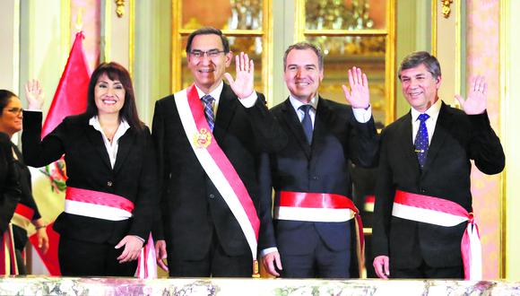 Los flamantes ministros María Jara y Miguel Estrada aparecen con el presidente Martín Vizcarra y Salvador del Solar. Foto: Lino Chipana