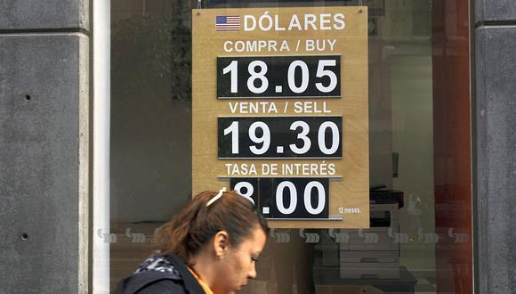 El dólar se negociaba a 19,8934 pesos en México este lunes. (Foto: AFP)