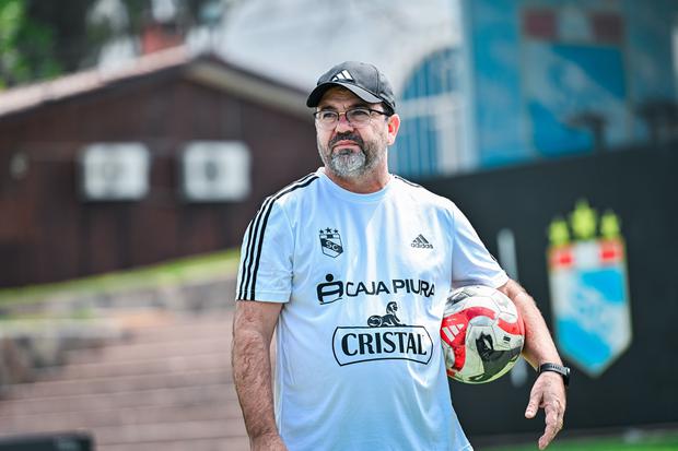 Enderson Moreira (BRA) Sporting Cristal 52 years old Systems: 4-2-3-1 / 4-3-3