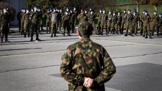 En tiempos de pandemia, Suiza inventa el servicio militar en casa