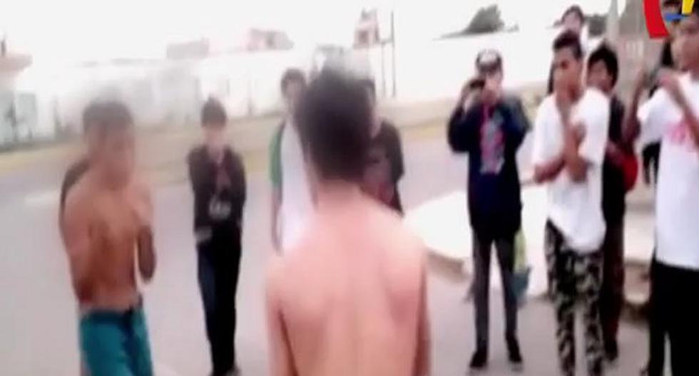 Adolescentes pelean, se graban y lo difunden en Internet. (Foto: YouTube)