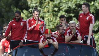 Gareth Bale y sus compañeros recibidos como héroes en Gales
