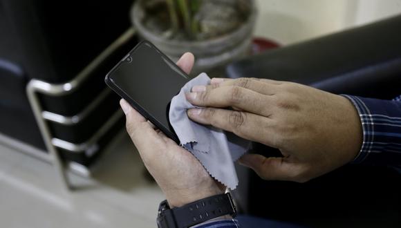 Las personas pueden llegar a tocar su celular hasta 2 mil veces al día y utilizarlo alrededor de 70. (Foto: Difusión)