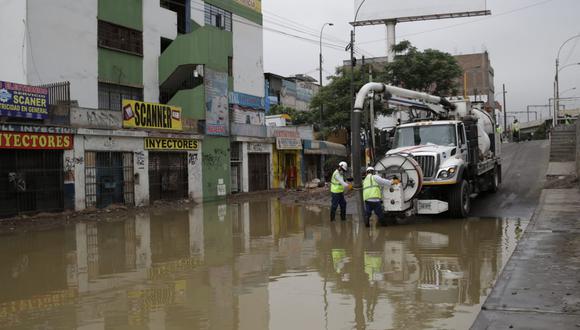 Miembros de las Fuerzas Armadas acuden a la zona afectada por aniego con maquinaria pesada y herramientas de trabajo. (Foto: Anthony NIño de Guzmán / El Comercio)