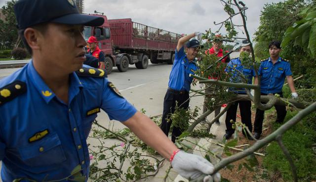 Cuando el viento se calmó, el domingo por la noche, los operarios de protección civil multiplicaron las salidas para limpiar las calles. (Foto: AFP)