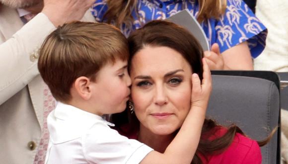 Catherine, duquesa de Cambridge de Gran Bretaña (derecha) es abrazada por su hijo, el príncipe Luis de Cambridge (izquierda) de Gran Bretaña durante el concurso de platino en Londres el 5 de junio de 2022 como parte de las celebraciones del jubileo de platino de la reina Isabel II. (Foto de Chris Jackson / PISCINA / AFP)