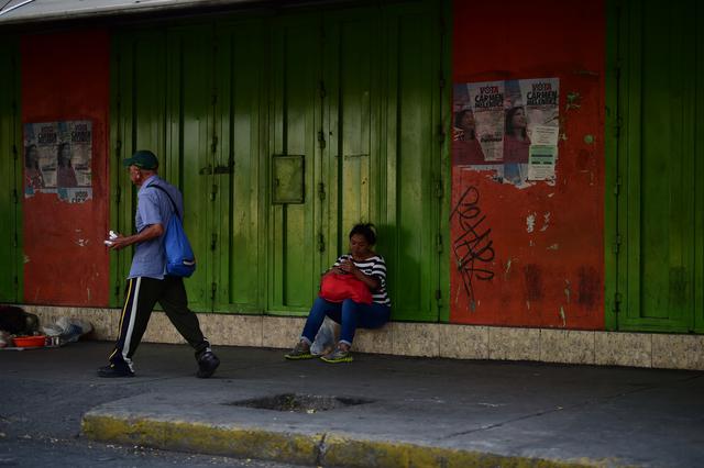 Apagón en Venezuela: Suspenden actividades escolares y laborables. Foto: AFP