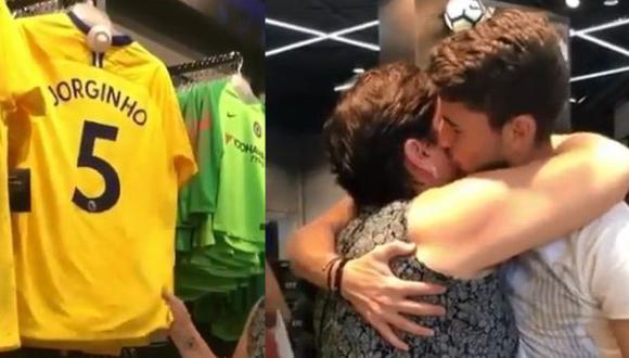 Jorginho abrazando a su mamá quien no puede contener las lágrimas tras ver su camiseta en la tienda oficial del Chelsea inglés.