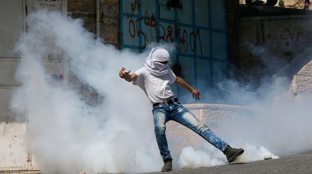 Choque entre manifestantes palestinos y soldados israelíes - 6