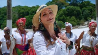 Gloria Estefan anuncia su nuevo disco a ritmo de samba con “Cuando hay amor”