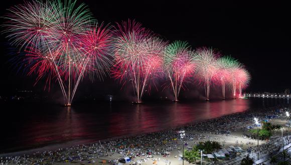 Fuegos artificiales estallan sobre la playa de Copacabana durante la celebración del Año Nuevo hoy, en Río de Janeiro (Brasil). A pesar de las restricciones impuestas por la alcaldía, miles de personas asistieron a las playas en el borde de Río para las celebraciones de Año Nuevo. EFE/André Coelho