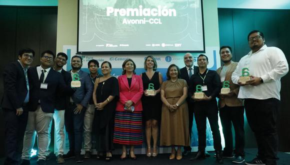 Los ganadores del premio Avonni junto a las ministras de Producción y de la Mujer. (Foto: Julio Reaño)
