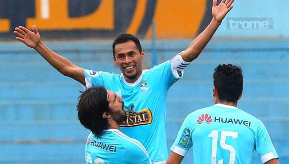 Carlos Lobatón realizó las divisiones inferiores en Sporting Cristal, pero debutó profesionalmente en Sport Boys en el 2000. 'Loba' regresó a Cristal en el 2005 y se quedó en el club hasta su retiro, en el 2019.