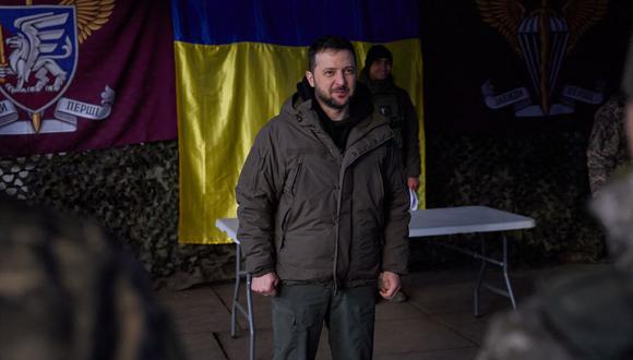 El presidente ucraniano Volodymyr Zelensky reuniéndose con el ejército ucraniano durante su visita a la región de Donetsk en medio de la invasión rusa de Ucrania. (Foto de STRINGER / SERVICIO DE PRENSA PRESIDENCIAL DE UCRANIA / AFP)