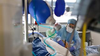 Los hospitales franceses siguen saturados de pacientes COVID-19, a pesar de que el pico ya pasó