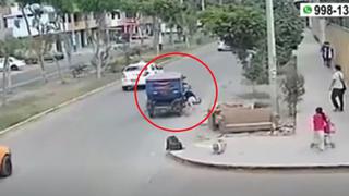 Los Olivos: joven se lanza a mototaxi para que no le roben su celular y es arrastrada por casi una cuadra | VIDEO