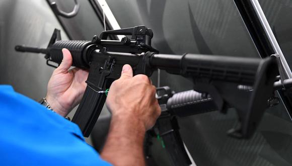 Un hombre sostiene un rifle semiautomático estilo Stag Arms AR-15 durante la reunión anual de la Asociación Nacional del Rifle (NRA) en el Centro de Convenciones George R. Brown, en Houston, Texas. (PATRICK T. FALLON / AFP).