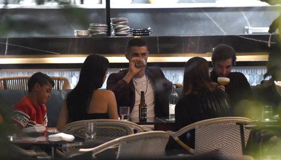 Cristiano Ronaldo, en compañía de su novia y de su mayor hijo, fue a un restaurante exclusivo de Londres, en donde desembolsó una verdadera fortuna para tomar vino en solo 15 minutos. (Foto: GTRES)