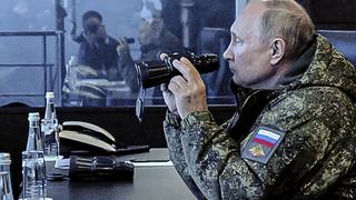 Vladimir Putin presencia grandes maniobras militares con fuerzas de China